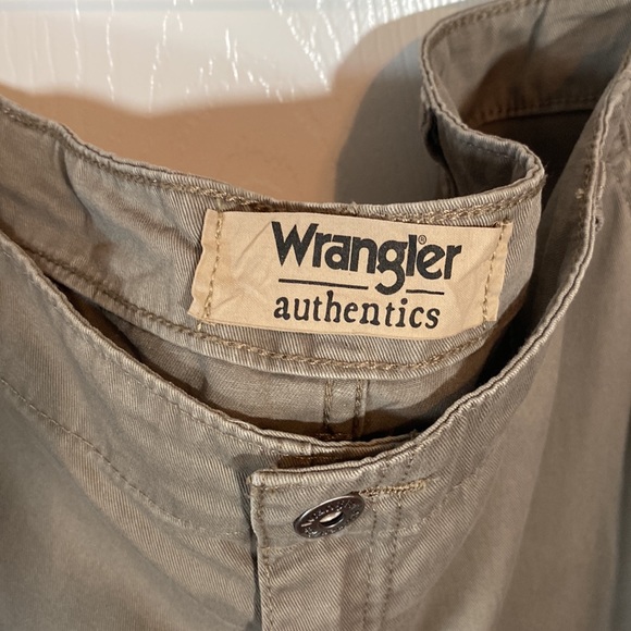 Wrangler Cargo Bundle of 2 Shorts 100% Cotton size 40 - Picture 3 of 15